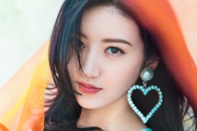 景甜心形耳墜魅惑性感寫真桌麵壁紙