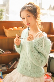 戴眼镜的女孩清新性感写真图片