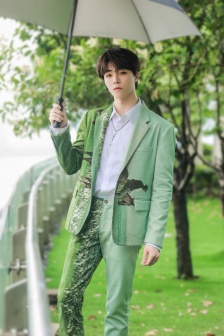 Chen Linong's fresh and handsome photos in green suit