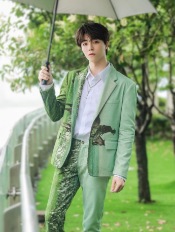 陳立農綠色西裝清新帥氣寫真圖片