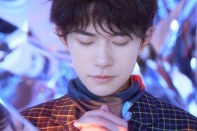 Yi Yang Qianxi's literary and handsome photo wallpaper