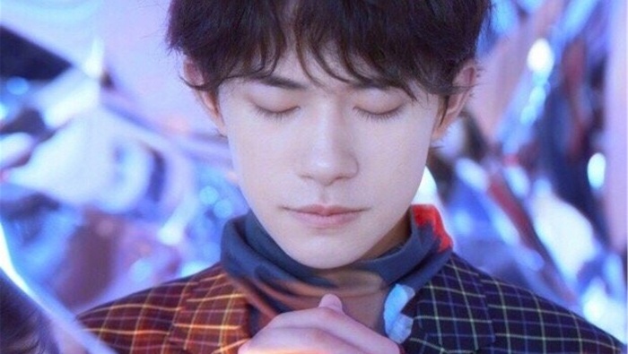 易烊千玺文艺风帅气写真壁纸