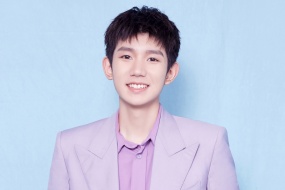 王源俊朗帥氣寫真桌麵壁紙