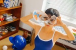 短发美女露背吊带泳衣装诱惑写真