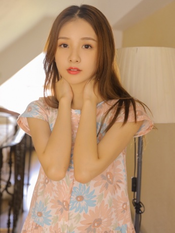 清新優雅的美女模特兒性感居家寫真