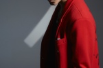 Xiao Shunyao handsome photo pictures in red windbreaker