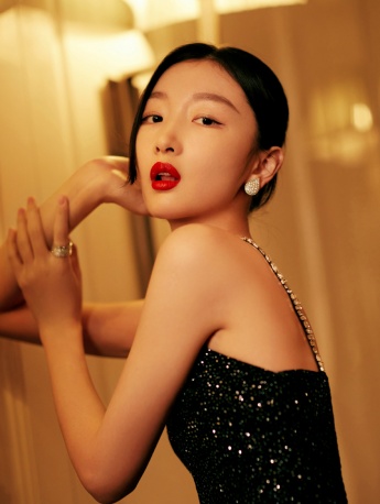 Zhou Dongyu sexy photo in black sequin dress