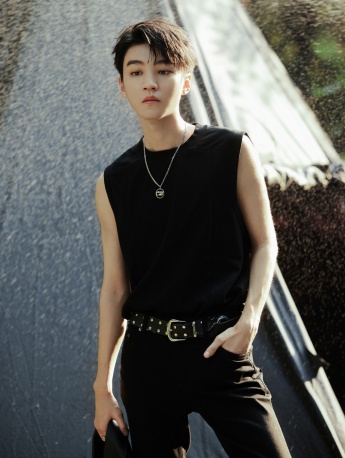 Wang Junkai handsome photo pictures in motorcycle leather jacket