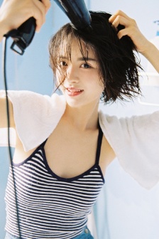 吹風機女孩清新性感寫真照片