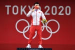 Chen Lijun wins gold medal in men's 67kg weightlifting class