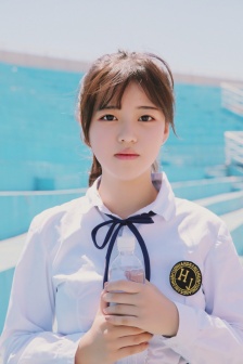 操场上的美女制服短裙性感诱惑写真