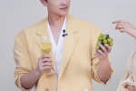 楊洋卡其色拼接西裝帥氣圖片寫真