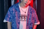 Liu Xianhua handsome photo pictures in blue printed shirt