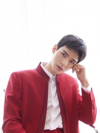 Gong Jun handsome photo pictures in Chinese red suit