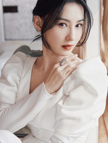 Cecilia Cheung elegant and sexy photo in white dress