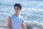 吴磊阳光帅气海边随拍写真