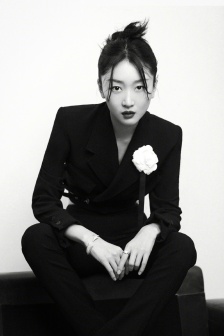 周冬雨酷颯性感寫真圖片