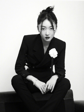 Zhou Dongyu cool sexy photo pictures