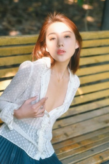 知性美女性感低胸長裙戶外寫真