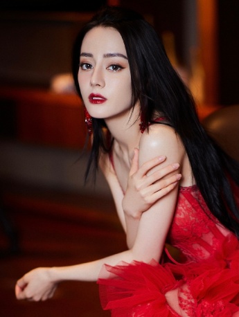 迪麗熱巴紅色吊帶鏤空長裙性感寫真