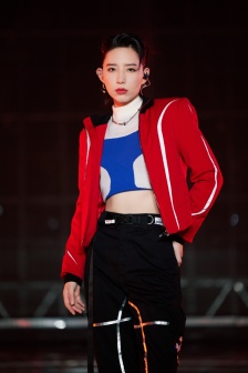 李斯丹妮红色夹克酷飒写真