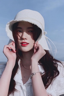 Ju Jingyi star beach photo mobile wallpaper