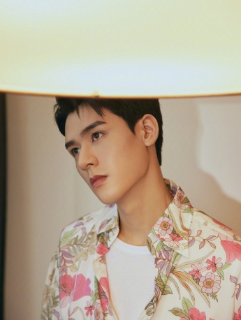 Gong Junhua handsome pictures and photos in shirt and pink pants