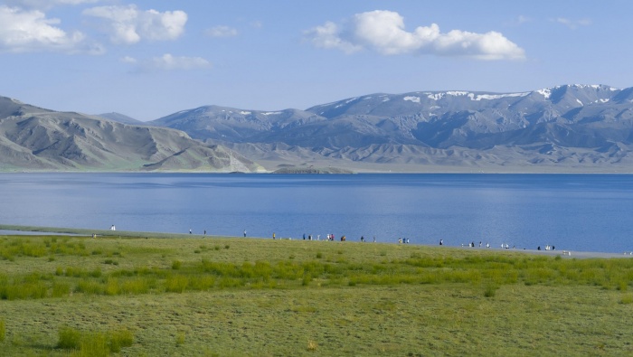 Xinjiang Sailimu Lake scenery desktop wallpaper