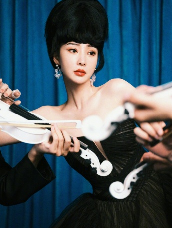 Liu Yan's retro girl's charming photo pictures