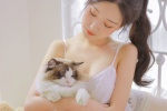 白嫩美女性感吊帶裙誘惑養眼寫真