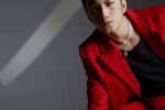 Xiao Shunyao handsome photo pictures in red windbreaker