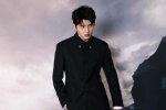 刘昊然黑色西服儒雅帅气写真