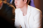 Wang Yibo's refreshing and handsome photo in white suit