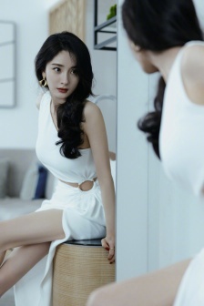 杨幂卷发红唇妩媚性感写真