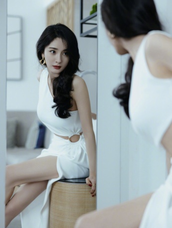 Yang Mi’s charming and sexy photo with curly hair and red lips