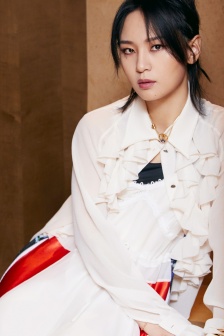 Singer Zhou Bichang fashion photo mobile wallpaper