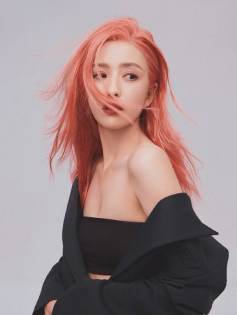 佟麗婭粉髮造型時尚寫真