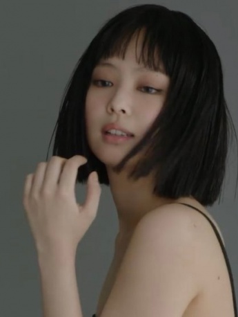 JENNIE短发画报造型图