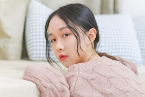 嬌俏可愛美女居家寫真高清桌麵壁紙