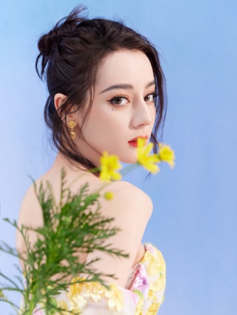 迪麗熱巴抹胸碎花長裙性感寫真