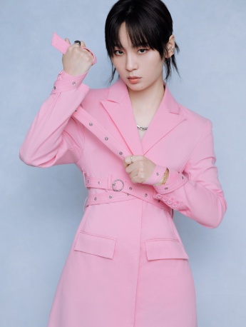 周笔畅粉色西装裙性感图片写真