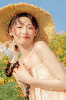 清新又性感的花海女孩寫真圖片