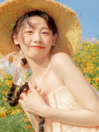 清新又性感的花海少女写真图片