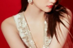 Guan Xiaotong deep V dress sexy photo mobile wallpaper
