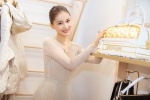 Prince Wen's charming and sexy photo in matte gold gauze skirt