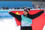 Photos of Su Yiming wearing a national flag