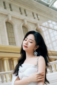 Tan Songyun sexy photo pictures in sparkling diamond suspender dress