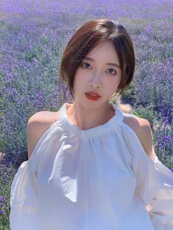 Life photos of beautiful anchor Riwo Yunyun