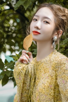 Meng Meiqi's fresh and sweet photo with fallen leaves makeup in early autumn