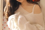 Sexy beauties with fragrant shoulders and eye-catching photos